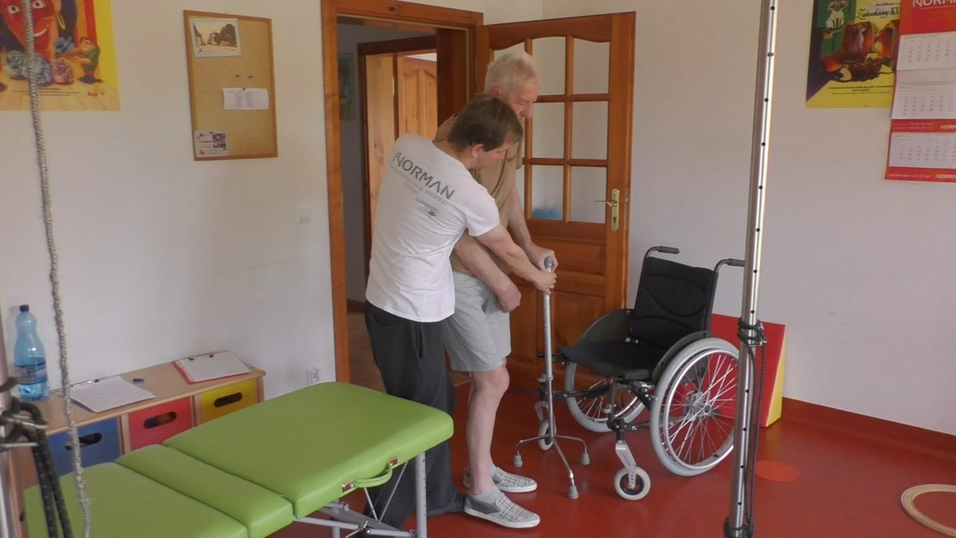 Pacjent rehabilitowany po wylewie w ośrodku rehabilitacyjnym NORMAN w Koszalinie.