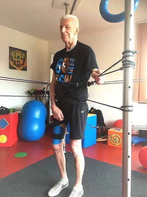 Pacjent w urządzeniu Pająk podczas rehabilitacji