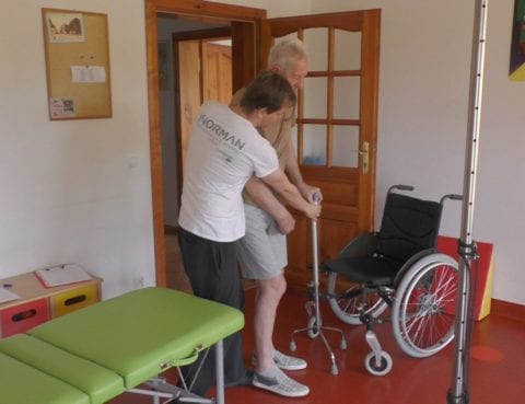 Pacjent rehabilitowany po wylewie w ośrodku rehabilitacyjnym NORMAN w Koszalinie