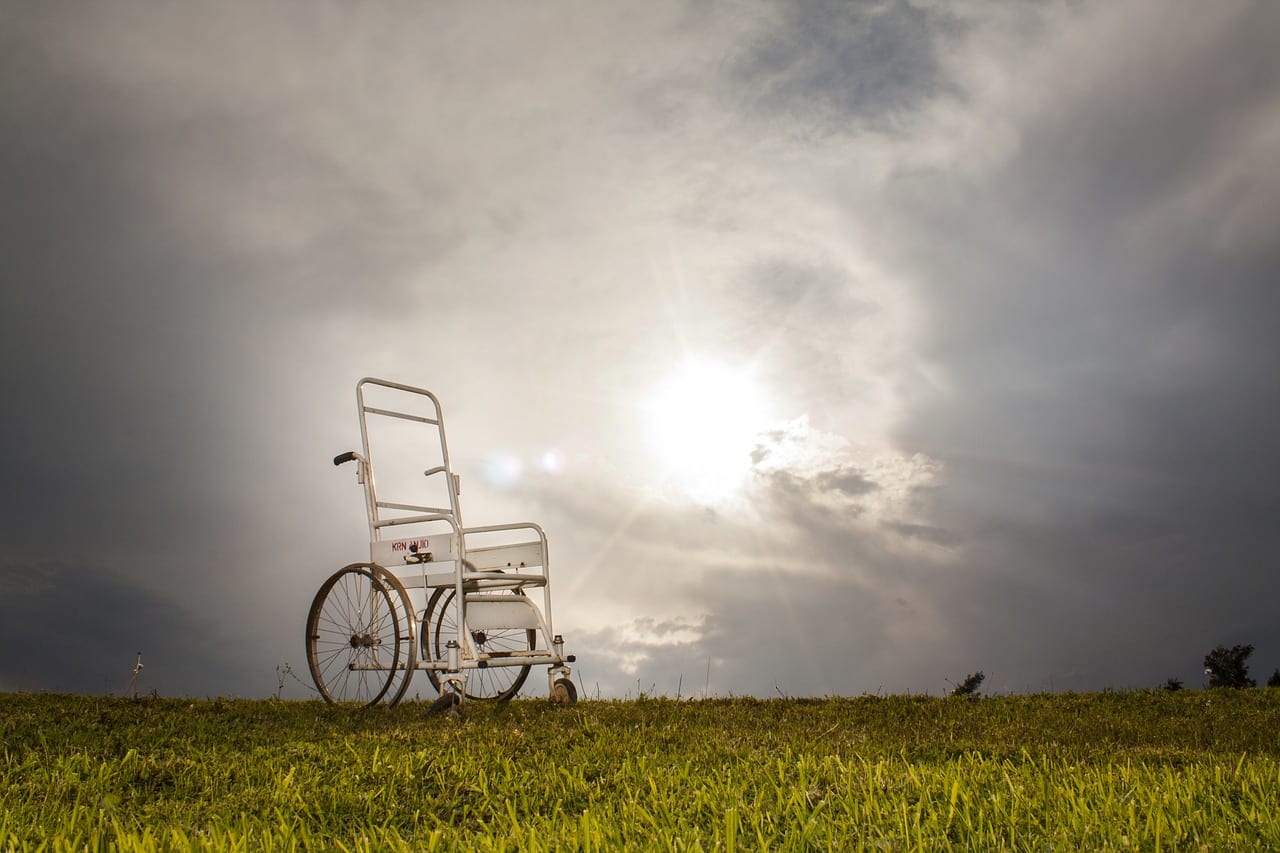 Wózek inwalidzki dla osobu po udarze mózgu ból po udarze
